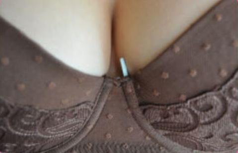 nek arep bobok copot sek bh mu nduk, ndak kecocok. nek raiso tak copotke :(