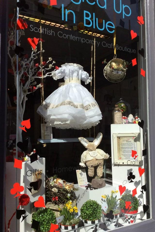 luhu32's tweet photo. @britishlibrary Celebrating #150alice with a beautiful #booksculpture window display here in Scotland @TUIBboutique http://t.co/FcnWgKDKCr