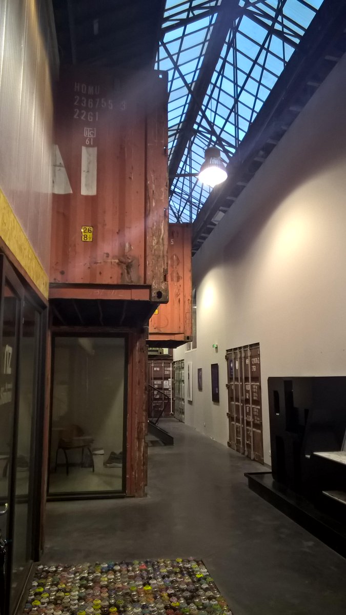 Containers31's tweet photo. Une ancienne usine réaménagée dans un esprit loft avec des containers maritimes d'occasion. http://t.co/iZvvDzVOQ3