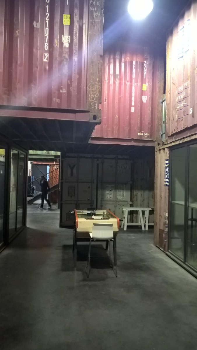 Containers31's tweet photo. Une ancienne usine réaménagée dans un esprit loft avec des containers maritimes d'occasion. http://t.co/iZvvDzVOQ3
