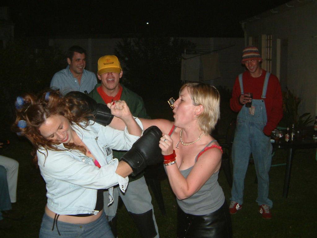 VICEUK's tweet image. A new Chinese phone app lets you hire thugs and get them to beat people up for you: bit.ly/1GfMqzH