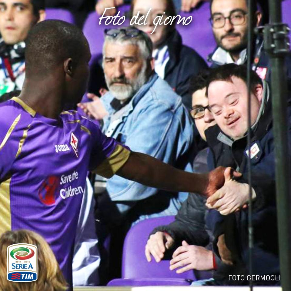 King_Fut's tweet photo. Beautiful image of Senegal striker Khouma Babacar being consoled by a Viola fan after picking up an injury last night http://t.co/Wu1XaXfYMN