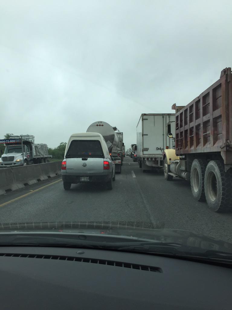 PoloPompa's tweet photo. Trafico detenido completamente en Libramiento Noreste a la altura de Lincoln. @Cicmty @TraficoenMty http://t.co/1GgrYzj32f
