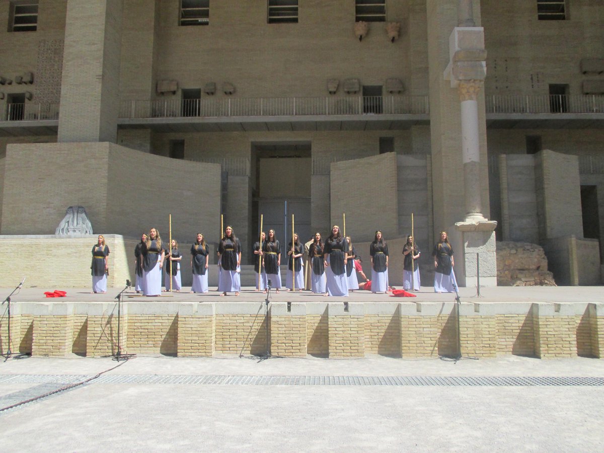 pepluque's tweet photo. Impresionante ayer el CORO #Coéforas @InAlbisTeatro en Teatro Romano SAGVNTO http://t.co/DwhiISHsZr