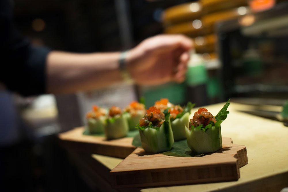 Tiny salmon tartare cups are cute &amp; delicious. Follow our recipe from @chefhunghuynh_: ow.ly/LUWKD