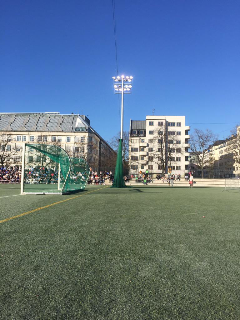 Kenneth_myhre's tweet photo. Kjempe flott at de har slått på flomlysene på Frogner Stadion #cup #solaskinner #2fx http://t.co/uktF4hJxJT