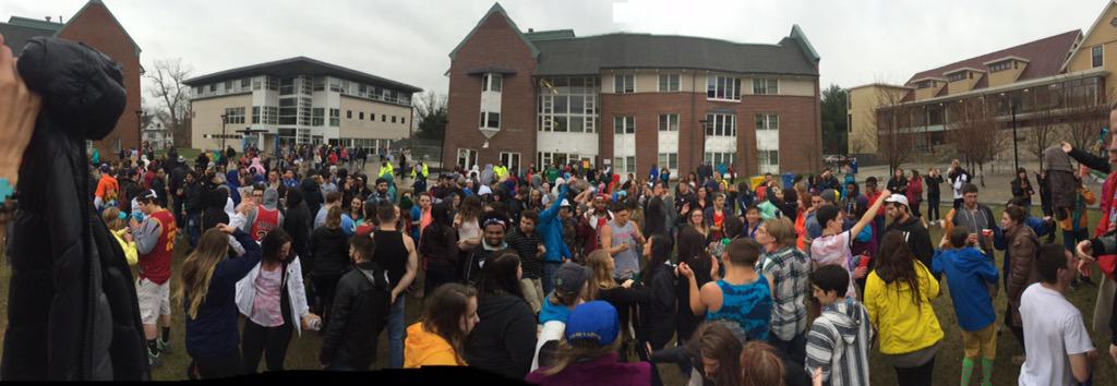 DDuddss's tweet photo. Drunk panos are the best panos #MarathonMonday http://t.co/9EwCf0Q4ux