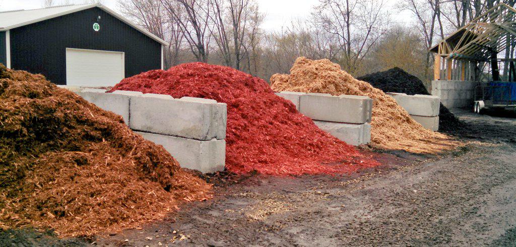 CountrysideLL's tweet image. Fresh mulch is in and ready for pick-up or delivery. Call today 732-4404