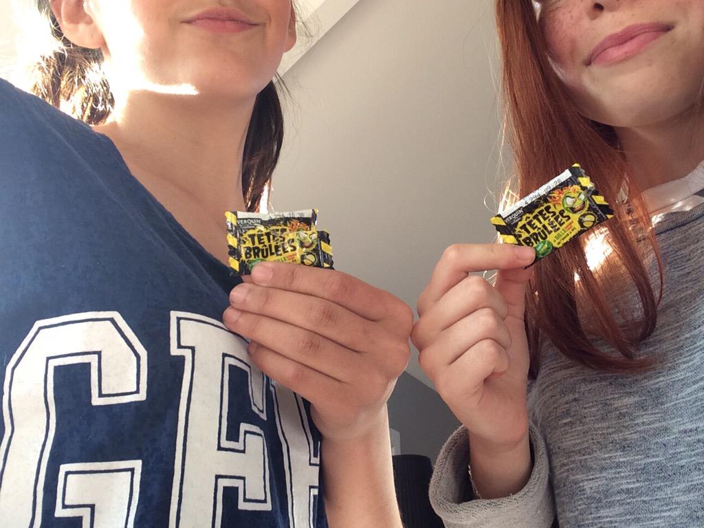 carladamiem's tweet photo. On se gave de @Tetes_Brulees @cauetofficiel 
Les bonbons qui t arrachent la tête 💚✋🙊🍬 http://t.co/SixEPPa8yu