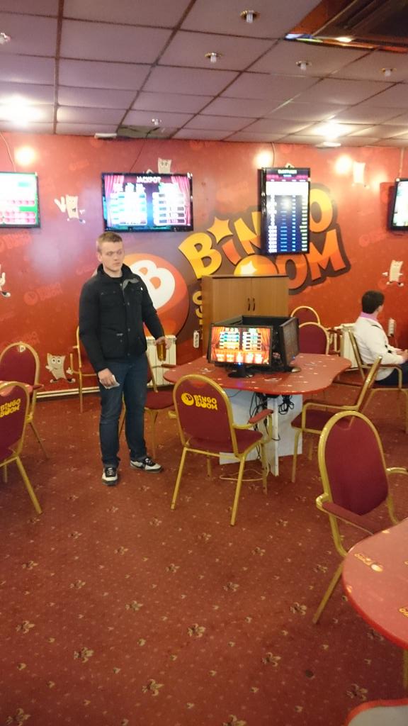 VadosG's tweet image. 2 день проверки и опять в конторе #Bingoboom около м.Выхино играет несовершеннолетний и дают пиво!#Агенты #мгер