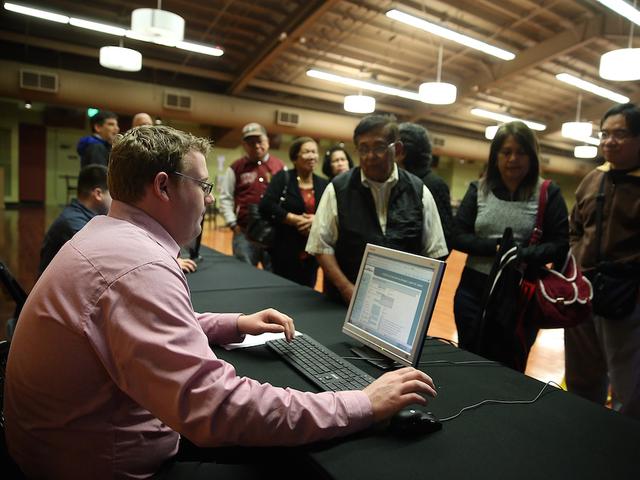 Job hunting at a career fair? Here’s how to stand out from the crowd. bit.ly/1bg6KU3