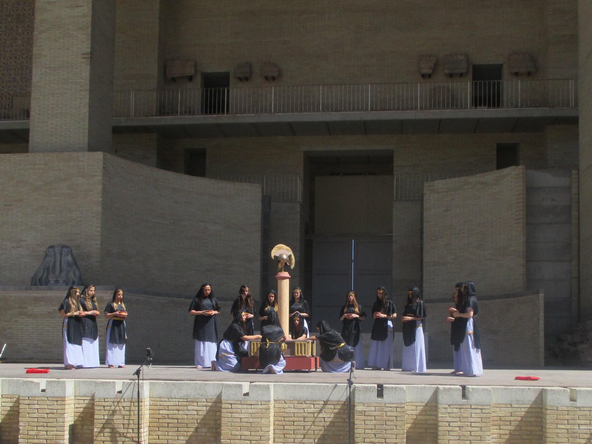 InAlbisTeatro's tweet photo. CORO de #Coéforas de @InAlbisTeatro en ritual de la libación ante la Tumba de Agamenón. Teatro Romano de SAGVNTO 2015 http://t.co/3hsLMbZdzs
