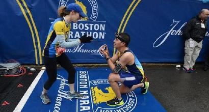sportmediaset's tweet photo. #Maratonadiboston, la proposta di matrimonio arriva sul traguardo
>http://t.co/dXuVhYDMUL < http://t.co/n1ARJbN41y