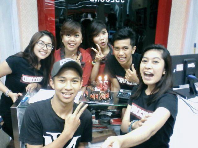 putribestari08's tweet photo. W/ crew showroom 3scnd matos 😘 http://t.co/PaNQ8g2ODF