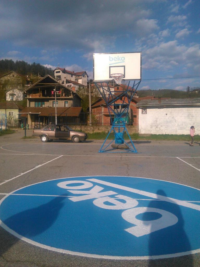 agroPravnik's tweet photo. Renoviranje terena #beko #Grdelica @docaoknis @laza_doc @RomanovaMilica @VukStojkovic @miloscinja http://t.co/SchyiKWcnF