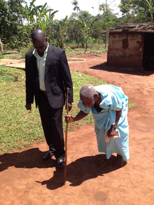 ivankyeune's tweet photo. How it feels to meet an ardent fan 93yr old Elyosi of KAbaale kakooge nakasongola she enjoys mukulikeyo at simba http://t.co/HKRlPKYX6T