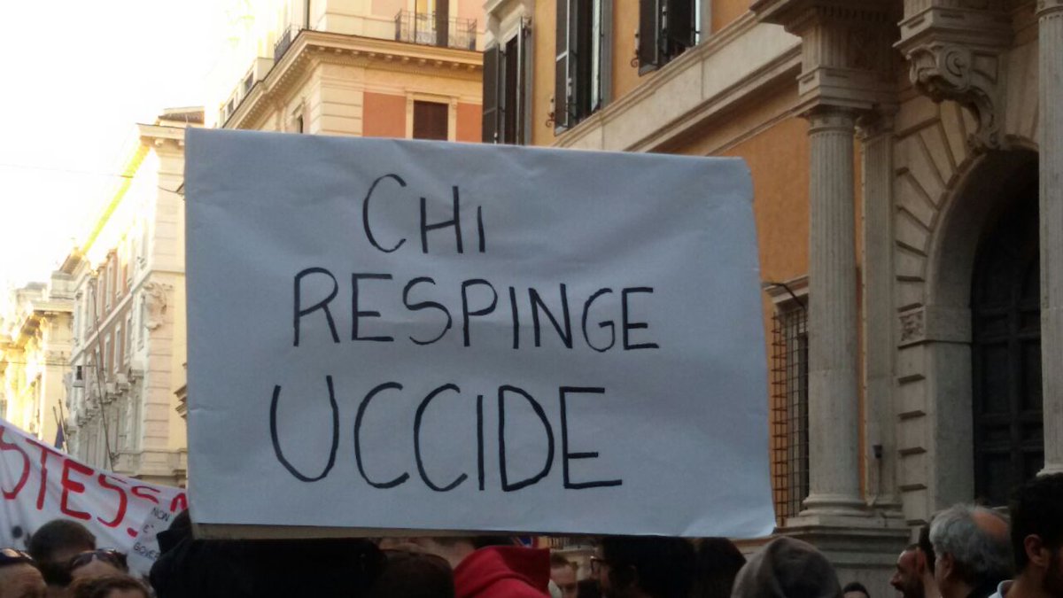 peppemanzo's tweet photo. Basta #stragimigranti #montecitorio: blocco in via del Corso a #Roma #corridoioumanitario Foto via @GrSociale http://t.co/zUdmfMXkiQ