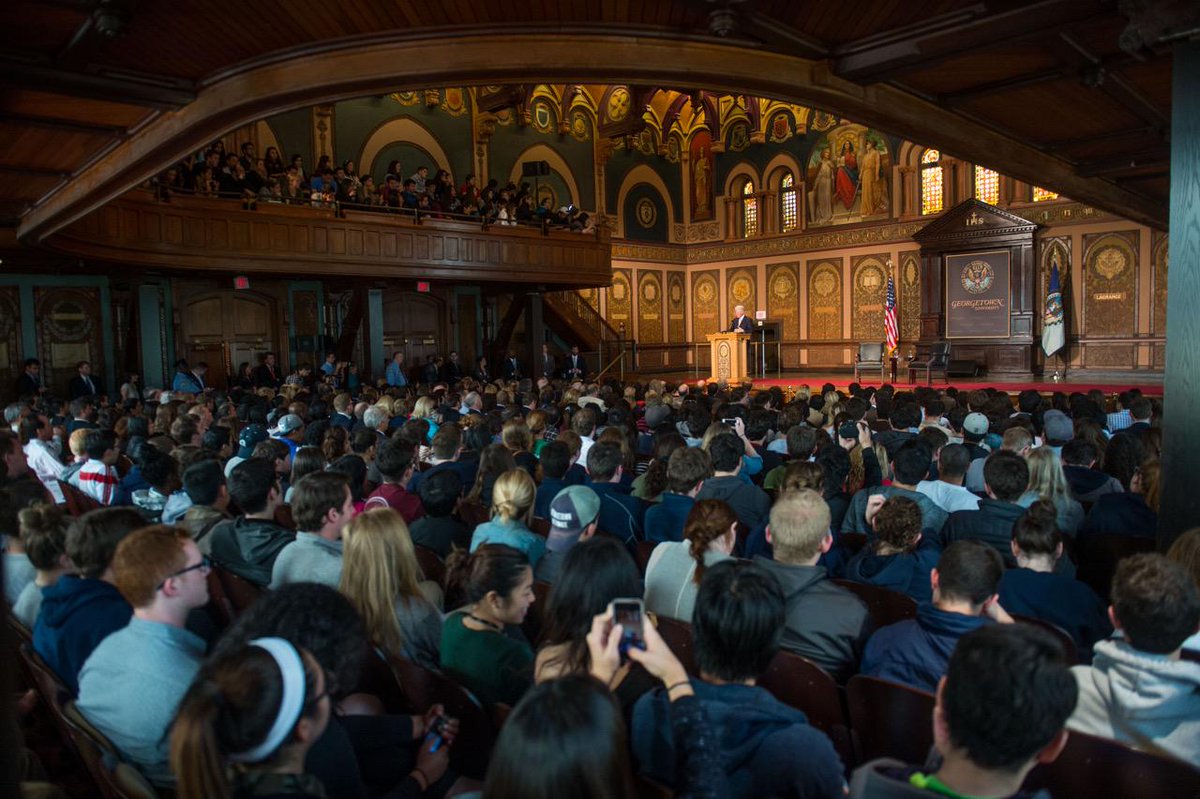 BillClinton's tweet photo. Enjoyed being back at @Georgetown today to talk with students about the purpose of public service. http://t.co/CaFlWfhXs7