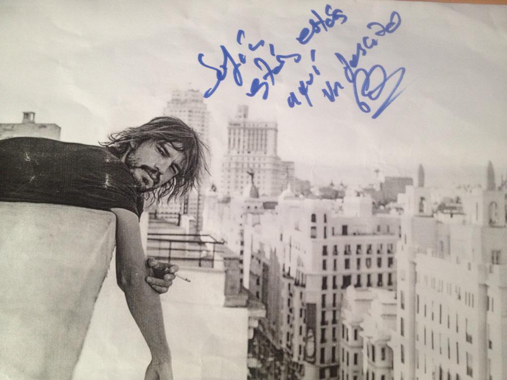 SofiaAlonso_2's tweet photo. Aunque no pude estar en Valencia, eternamente agradecia, gran amiga @clarabrochh ❤️❤️ Y a ti, @Polesmusica por firmar http://t.co/GG2CTpf1RE