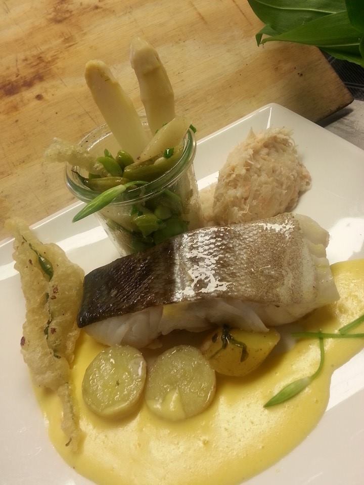 Le bonheur est au bout du chemin ! 
Skeï des Lofoten et brandade, asperges et feves de printemps, sauce Maltaise.