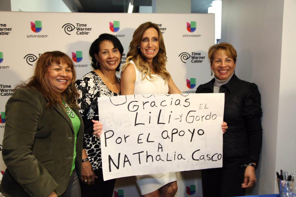 LiliEstefan's tweet photo. El público de #NewYork mostrando su apoyo a la bella @nathalia_casco !!! Disfrútalo!👍 Bienvenida a @ElGordoyLaFlaca http://t.co/dg43z5iikv