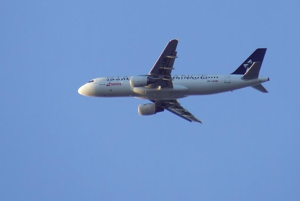 A3803's tweet photo. Der Sonne entgegen. #LX978, HB-IJN, A320-200, #Swiss, #ZRH => #TXL, #StarAlliance http://t.co/5J5vWdiSNx