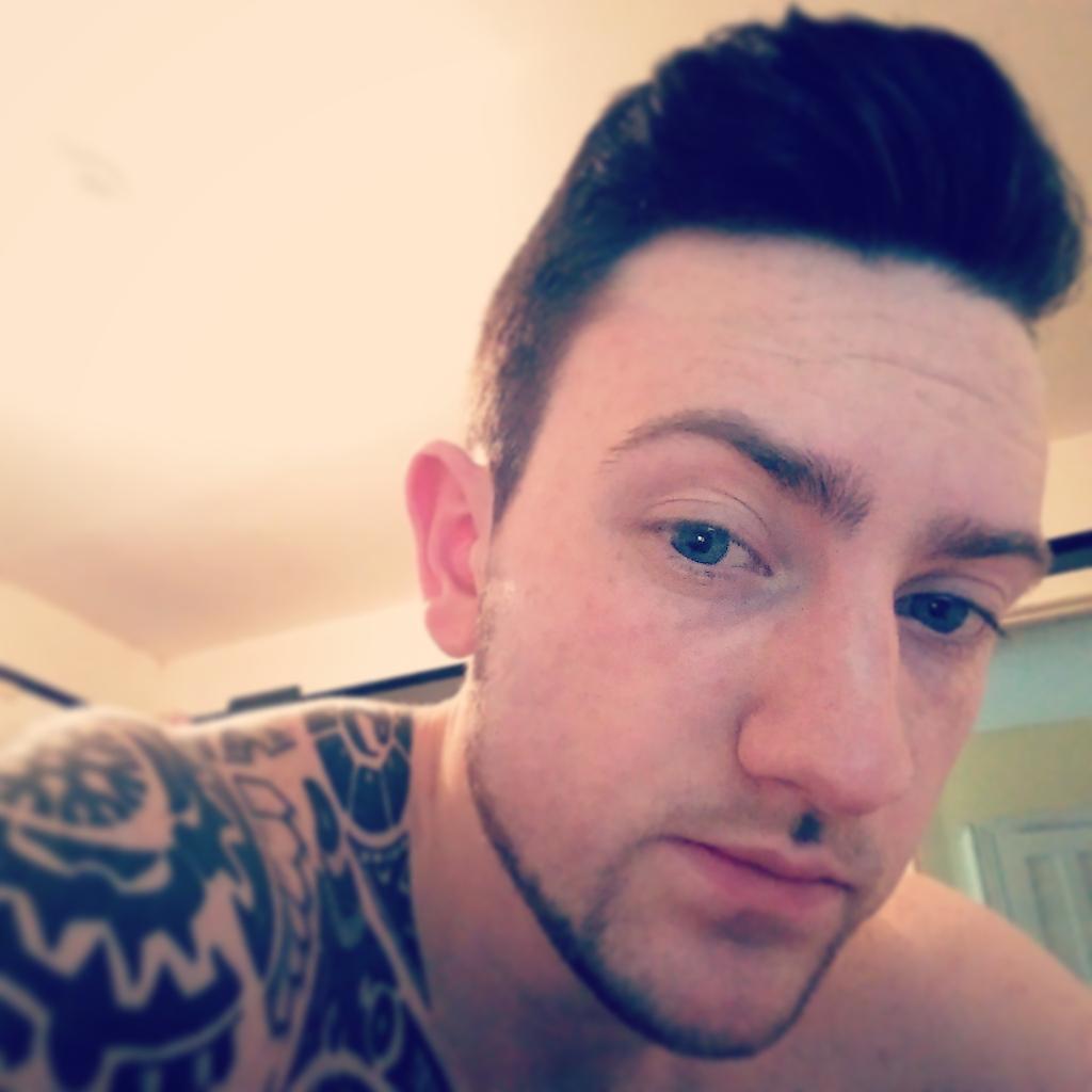 Johnson93Simon's tweet photo. Long day at work !!! I look shattered !! #tiredtuesday #zzz http://t.co/8kpyLNkg1e