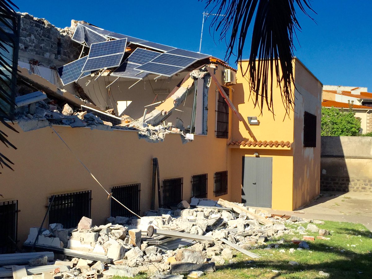 Sardegna, crolla una ludoteca vicino a Oristano: “Poteva essere una strage” lastampa.it/2015/04/21/mul… di <a href="/nicola_pinna/">Nicola Pinna</a>