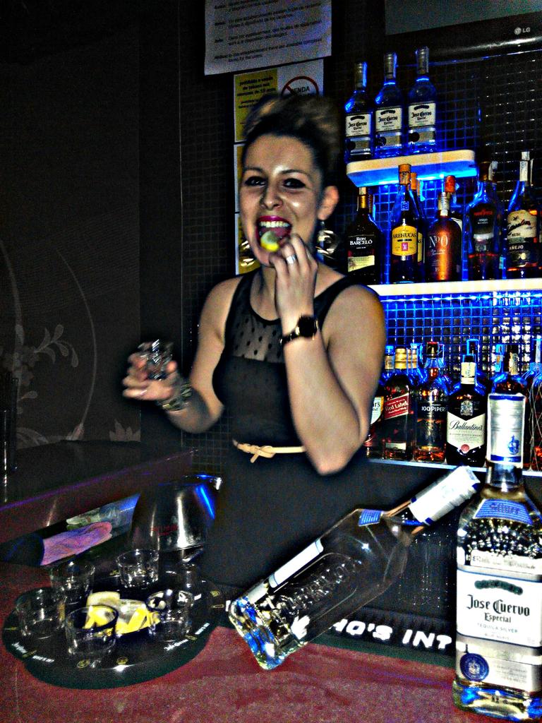 CousVanessa's tweet photo. Un chupitos siempre es símbolo de alegría y mas si es tequila Jose Cuervo #compartocuervo http://t.co/xVvfqtr9WK