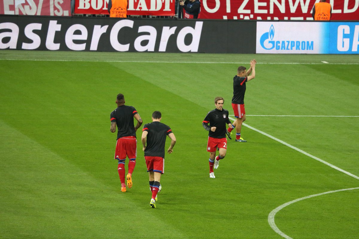 FCBayern's tweet photo. Riesenjubel in der #AllianzArena! Unsere Jungs kommen zum Warmmachen auf den Rasen. #FCBFCP #FCBFCP #MiaSanMia http://t.co/4GCz0mnFHq