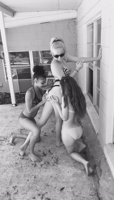 Bite meeee #biteme #spankme http://t.co/Pq9eavjhe7<a href="/tag/biteme"class="tags">#biteme</a><a href="/tag/spankme"class="tags">#spankme</a>