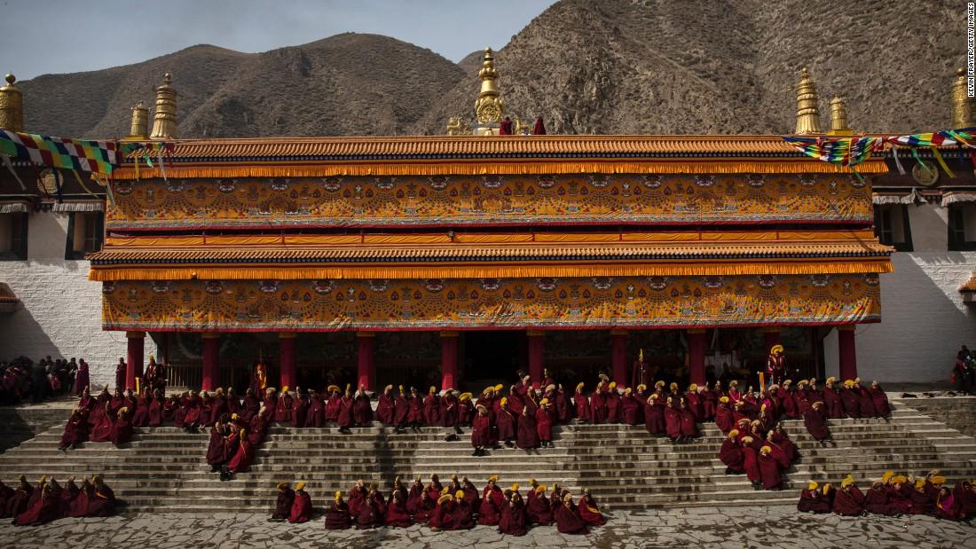 travengersorg's tweet image. Stunning Images Capture Rituals of Tibetan 'Yellow Hat' Monks buff.ly/1G7MwGS #travel #culture #adventure