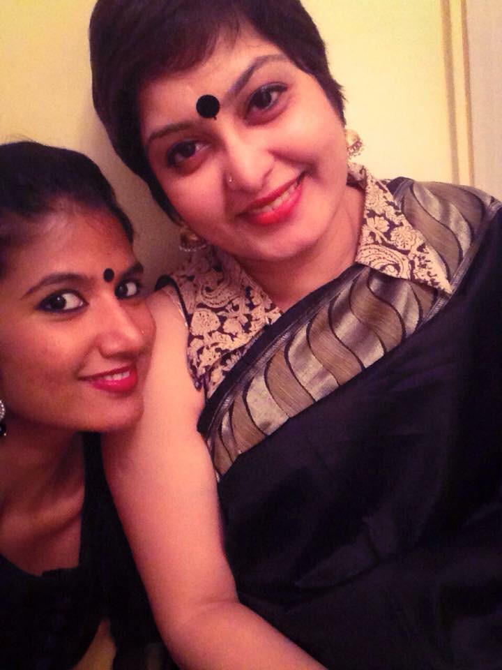 Teethakur's tweet photo. @100sareepact @MaudgalKadam @ahalyamatthan #tiyassareeNo2#diwalicelebrations#handmedownfrommom http://t.co/33CsJHaO2x
