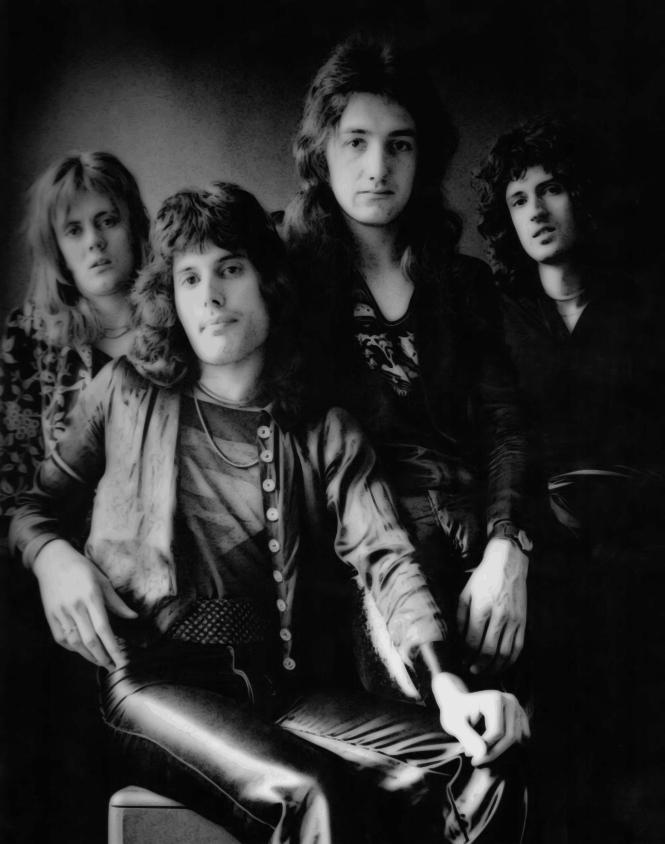 Blaenavonphotos's tweet photo. Link to bicycle race 😉 #QueenRock @OIQFC @QueenFacts1991 http://t.co/2OUKd7qPAs
