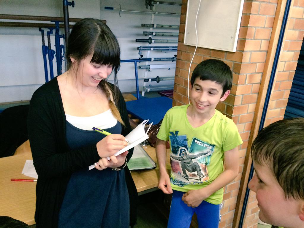 RingenBerlin's tweet photo. Besuch vom #Berliner #Abendblatt: Die #Kids im #Verein haben sich sehr gefreut! #Weddinger #Ringerverein #Berlin http://t.co/WHMX2rpqjx