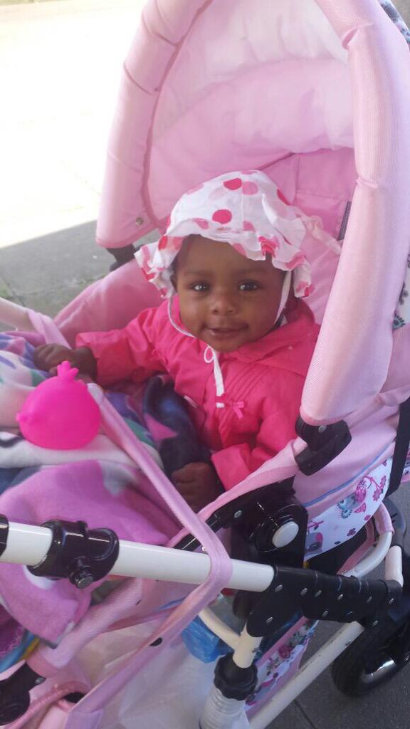 Kijk little lady in pink Gyerra eens stralen in haar roze kinderwagen met uiltjes!  babyunique.nl/kinderwagens/k…