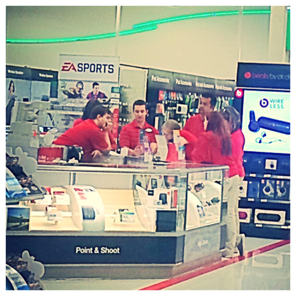 2RO4MU's tweet photo. Walked in for an evening service visit to find STL Ben teaching his team about subscription during huddle! #getappy http://t.co/bu08eXCMZb