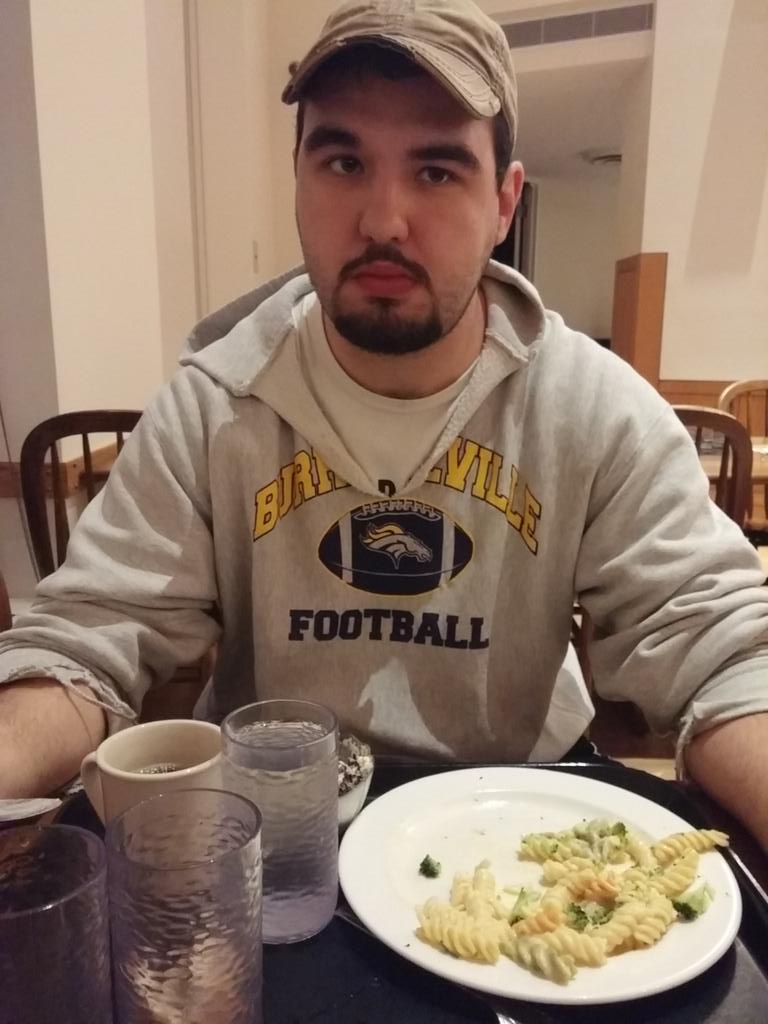melgatron76's tweet photo. @KyleLosardo_67 with the life style changes #brocolli #water #hydrate http://t.co/qAWJimjmXS