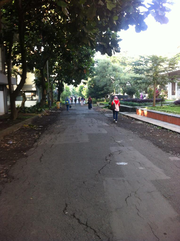 bemfebum's tweet photo. pagi rek!!! hayoo brgkt k kmpsnya dipercepat ya, hari ini ada car free day, bebas kendaraan di kampus😊 http://t.co/RzSQIl6Ia7