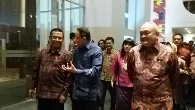 SatuDodi's tweet photo. Pak @dodireza Berbincang akrab dgn Menteri Perindustian Bpk. Saleh Husin. http://t.co/3nQfrsA6lw