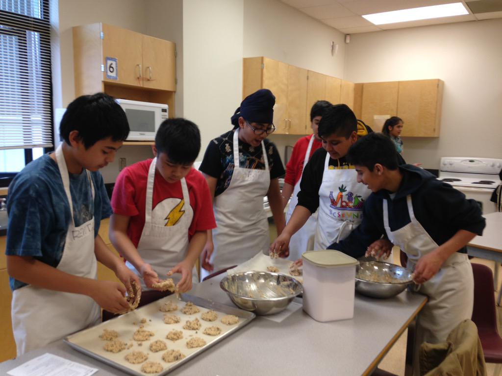hmeceducator's tweet photo. Busy baking #PR Fav Oatmeal cookies, cleaning & having fun! #sd36learn #bced #THESA #SurreyHomeEc http://t.co/6phtjUdkC5
