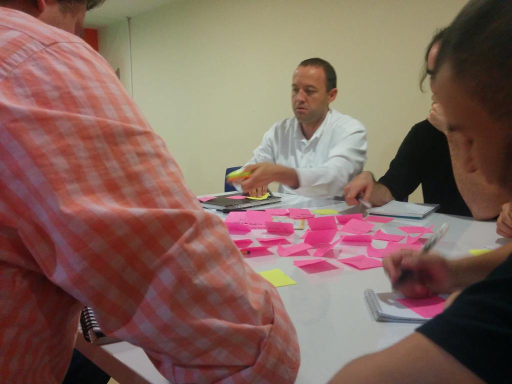 SAcademyCO's tweet photo. ¿Por que te gustaría comprar una limonada? #BrainStormig @Ruta_N http://t.co/OsVH2H8rDI