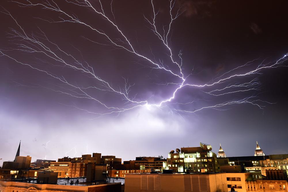 Internazionale's tweet photo. Fulmini durante un temporale a Washington. Le foto più belle di oggi: http://t.co/mevvTcwVxS http://t.co/hGMc7UpSxj