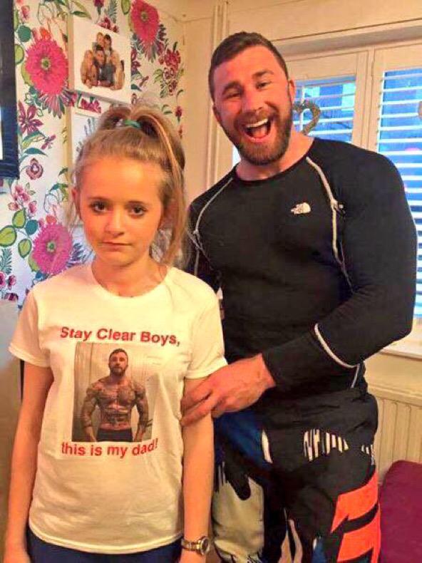 TopFBPosts's tweet photo. This dad is a savage... http://t.co/HbDAedqGuG