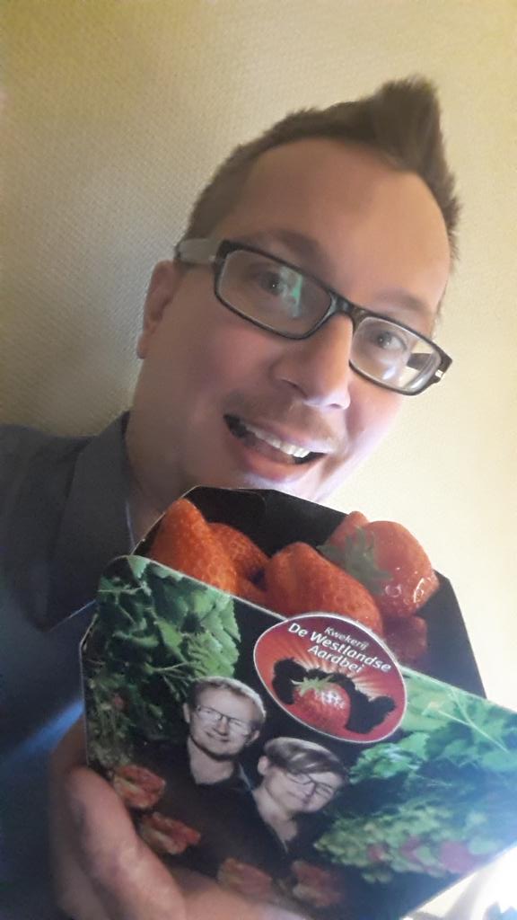 <a href="/aardbeiweetjes/">aardbeiweetjes</a> heerlijke aardbeien vind je bij <a href="/Westl_Aardbei/">WestlandseAardbei</a> #sweetselfie #wosradio