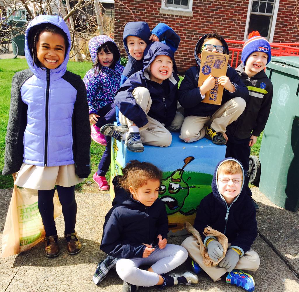 MomGoesHmm's tweet photo. #ACAwesome outing at @CityRochesterNY Public Market, meeting vendors and buying fresh produce! #EarthDay2015 http://t.co/hovamVlPqv
