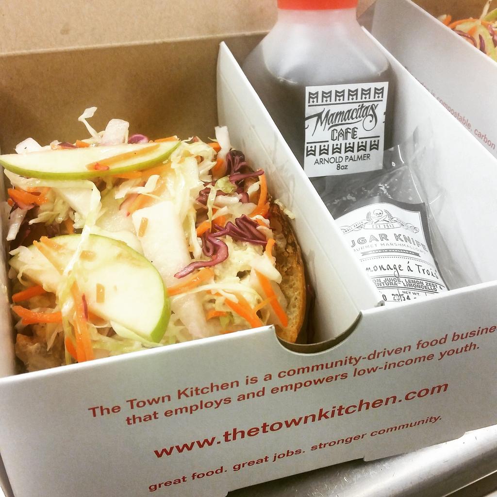 Lunch is served. Japanese curry chicken on <a href="/semifreddi/">Semifreddis Bakery</a> pantofolina roll. With @mamacitascafe + <a href="/sugarknifecandy/">Sugar Knife</a>.