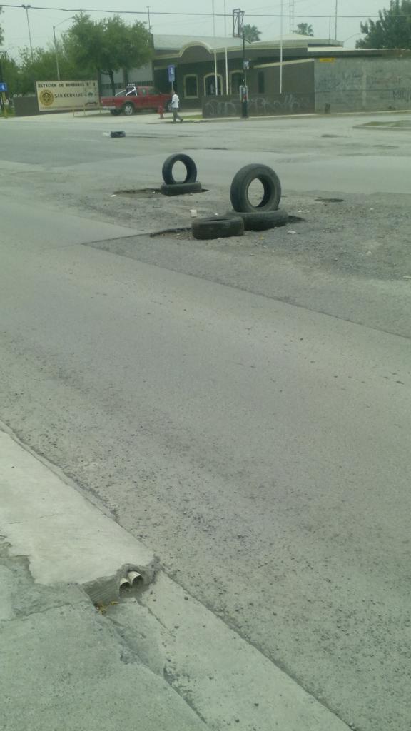 jovaani01's tweet photo. @telediariomty ya que los baches aún no se solucionanhay manera d divertirse poniendo llantas para luego saltarlas http://t.co/b9Tgdc03Lj