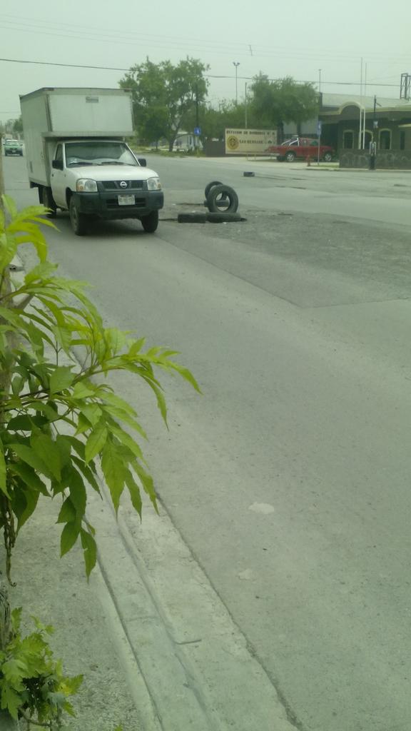 jovaani01's tweet photo. @telediariomty ya que los baches aún no se solucionanhay manera d divertirse poniendo llantas para luego saltarlas http://t.co/b9Tgdc03Lj