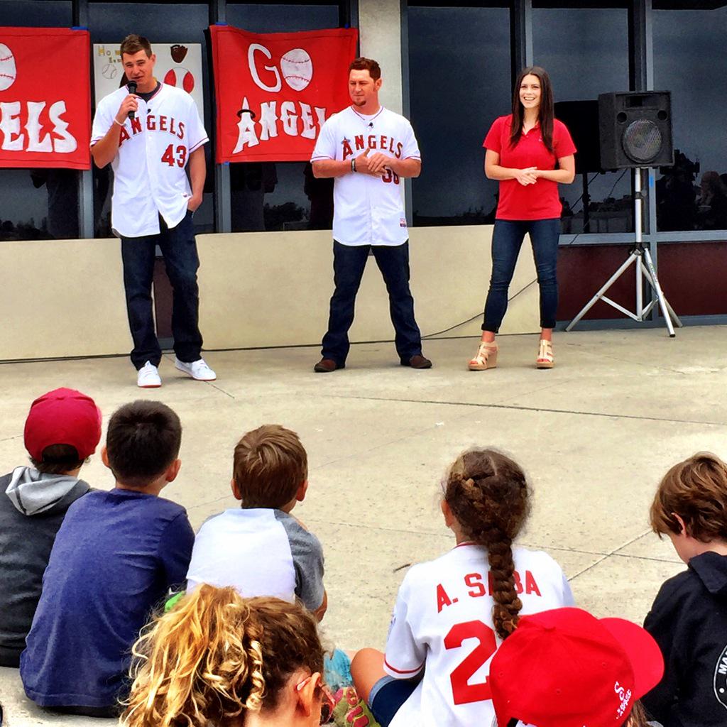 Alex_Curry's tweet photo. Good morning school visits in Laguna Beach with @GRICHARDS26 &amp; @KoleCalhoun @Angels #WorkHard #AngelsWeekly http://t.co/fGyrAdgrK4